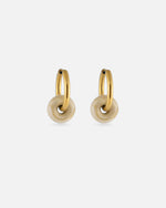 KOHO Hoops Gold mit goldenem Noa Charm Anhänger aus Meeresplastik