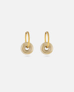 KOHO Hoops Gold mit goldenem Noa Charm Anhänger aus Meeresplastik
