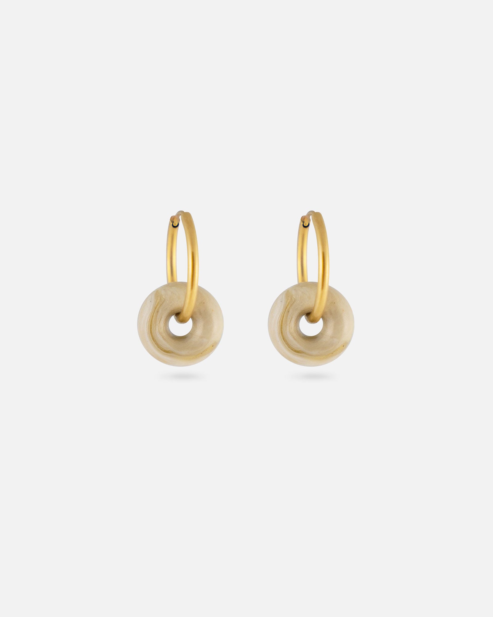 KOHO Hoops Gold mit goldenem Noa Charm Anhänger aus Meeresplastik