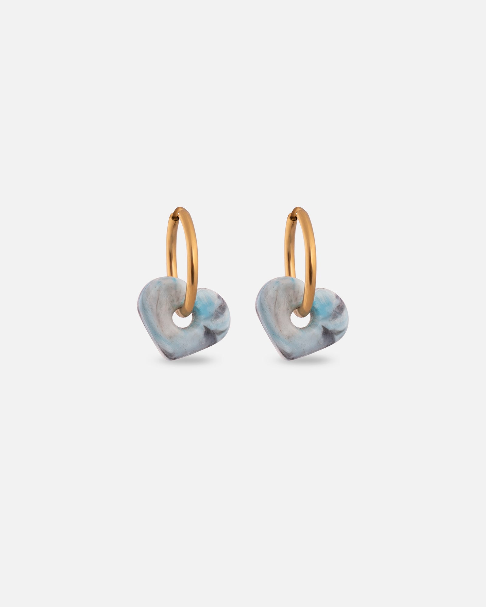 KOHO Ohrringe Anura aus recyceltem Meeresplastik und 18K vergoldetem Edelstahl – Farbe tuerkis mint (Aqua Glow), Durchmesser 14mm, Reifenstärke 1.5mm, handgefertigt und wasserfest.
