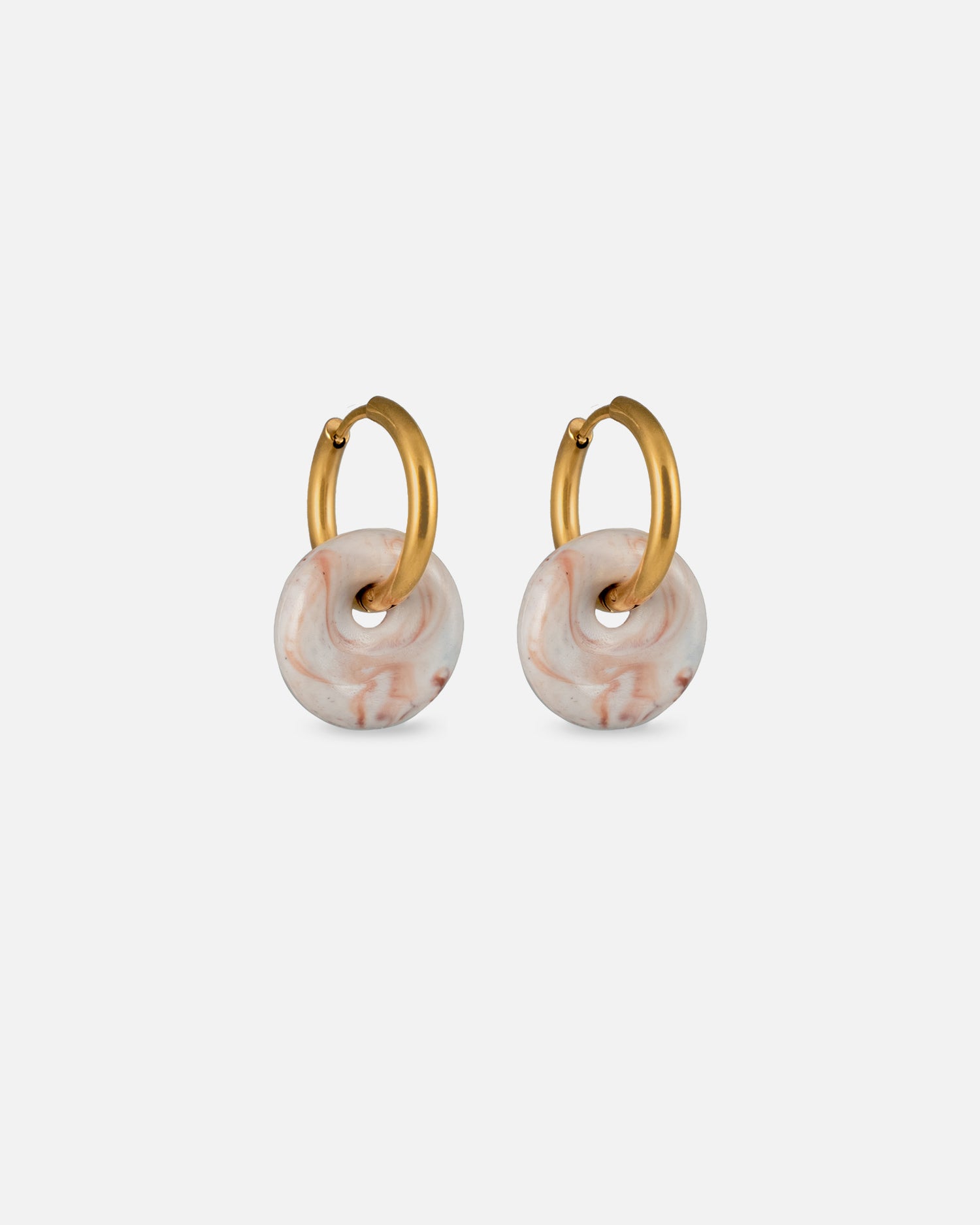 KOHO Ohrringe Kaori aus recyceltem Meeresplastik und Edelstahl gold – Farbe beige braun weiss (Sand Tide), 12mm Ø, 2.5mm dick – handgemacht