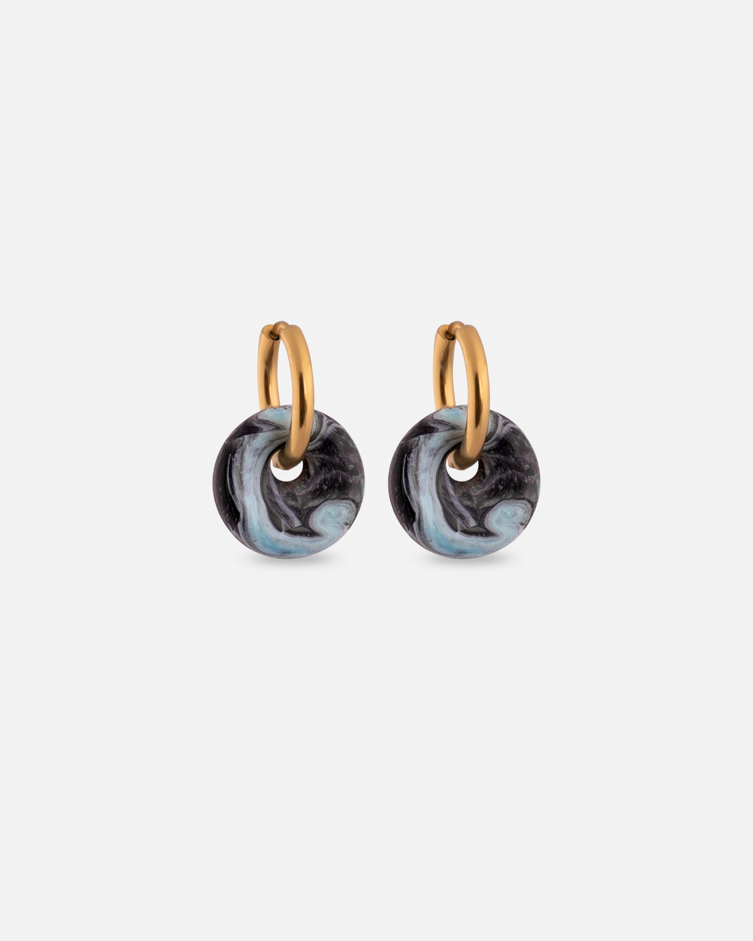 KOHO Ohrringe Kaori aus recyceltem Meeresplastik und Edelstahl gold – Farbe grau blau schwarz (Cold Current), 12mm Ø, 2.5mm dick – handgemacht