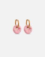 KOHO Ohrringe Kaori aus recyceltem Meeresplastik und Edelstahl gold – Farbe korall rosa lachsfarben (Coral Drift), 12mm Ø, 2.5mm dick – handgemacht
