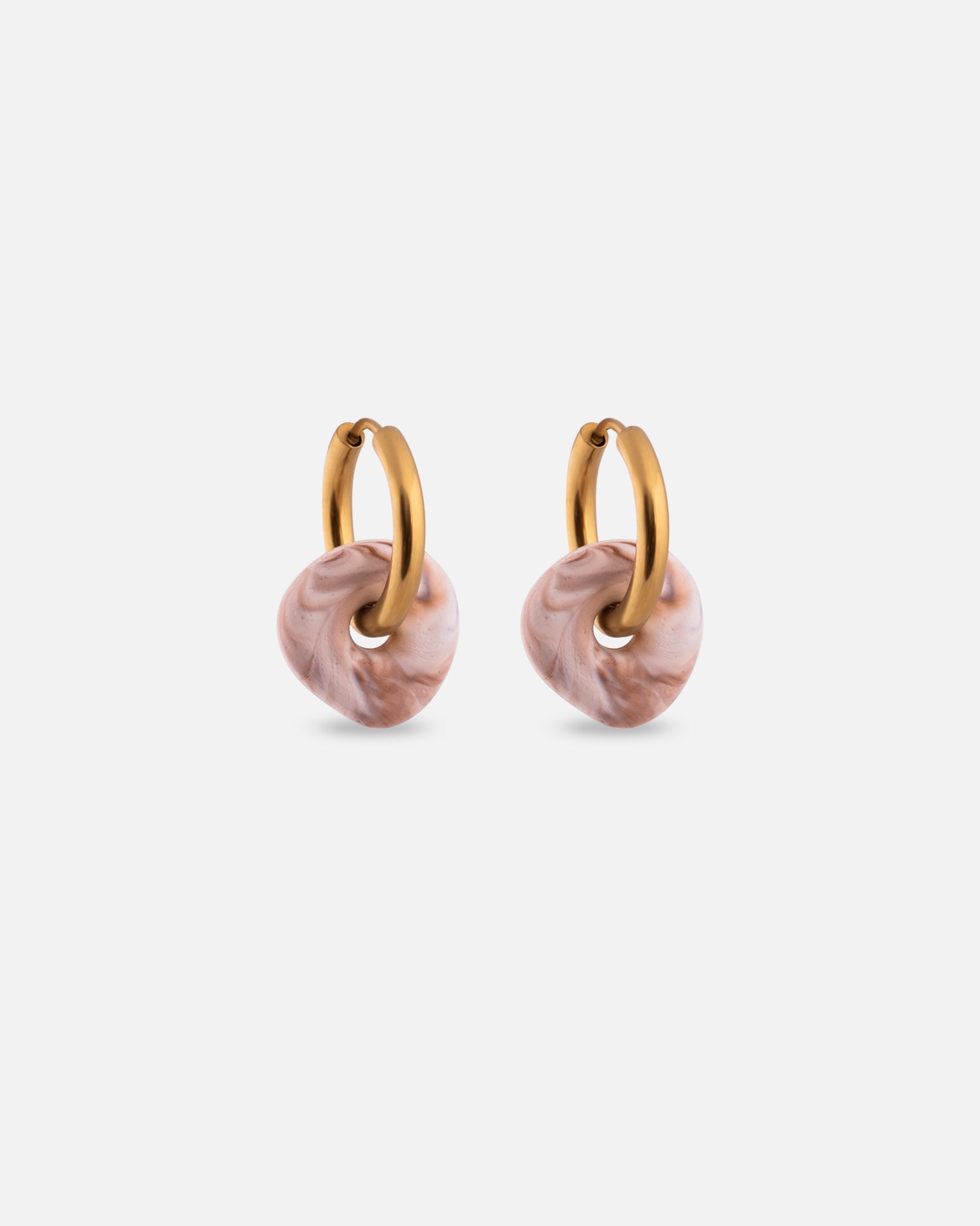 KOHO Ohrringe Lamai aus recyceltem Meeresplastik und 18K vergoldetem Edelstahl – Farbe beige braun weiss (Sand Tide), Durchmesser 12mm, Reifenstärke 2.5mm, handgefertigt und wasserfest.