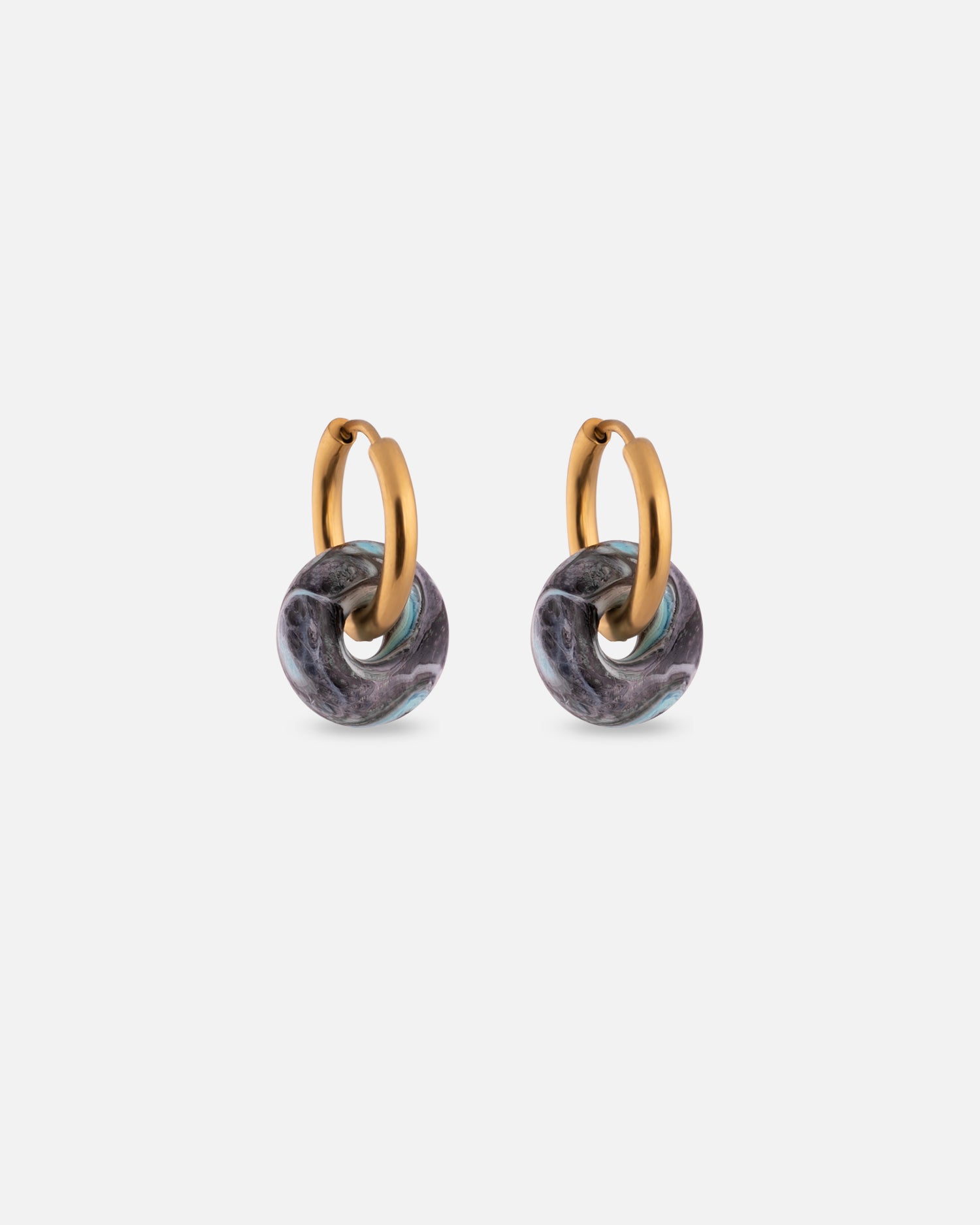 KOHO Ohrringe Mali aus recyceltem Meeresplastik und Edelstahl gold – Farbe grau blau schwarz (Cold Current), 12mm Ø, 2.5mm dick – handgemacht
