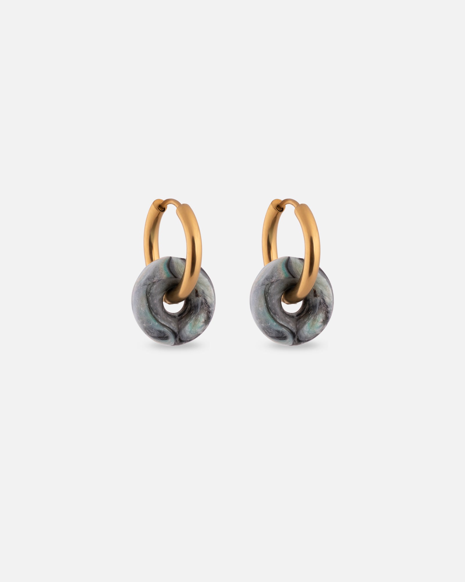 KOHO Ohrringe Mali aus recyceltem Meeresplastik und Edelstahl gold – Farbe tuerkis mint (Aqua Glow), 12mm Ø, 2.5mm dick – handgemacht
