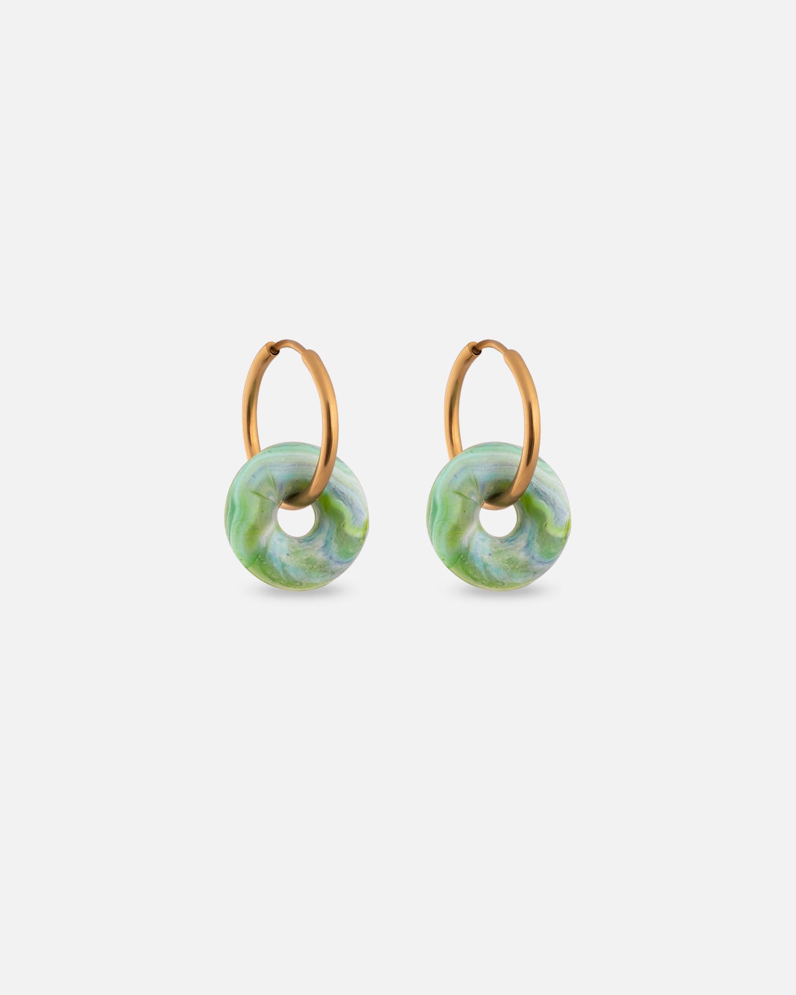 KOHO Ohrringe Mali aus recyceltem Meeresplastik und Edelstahl gold – Farbe tuerkisgruen (Reef Flow), 14mm Ø, 1.5mm dick – handgemacht
