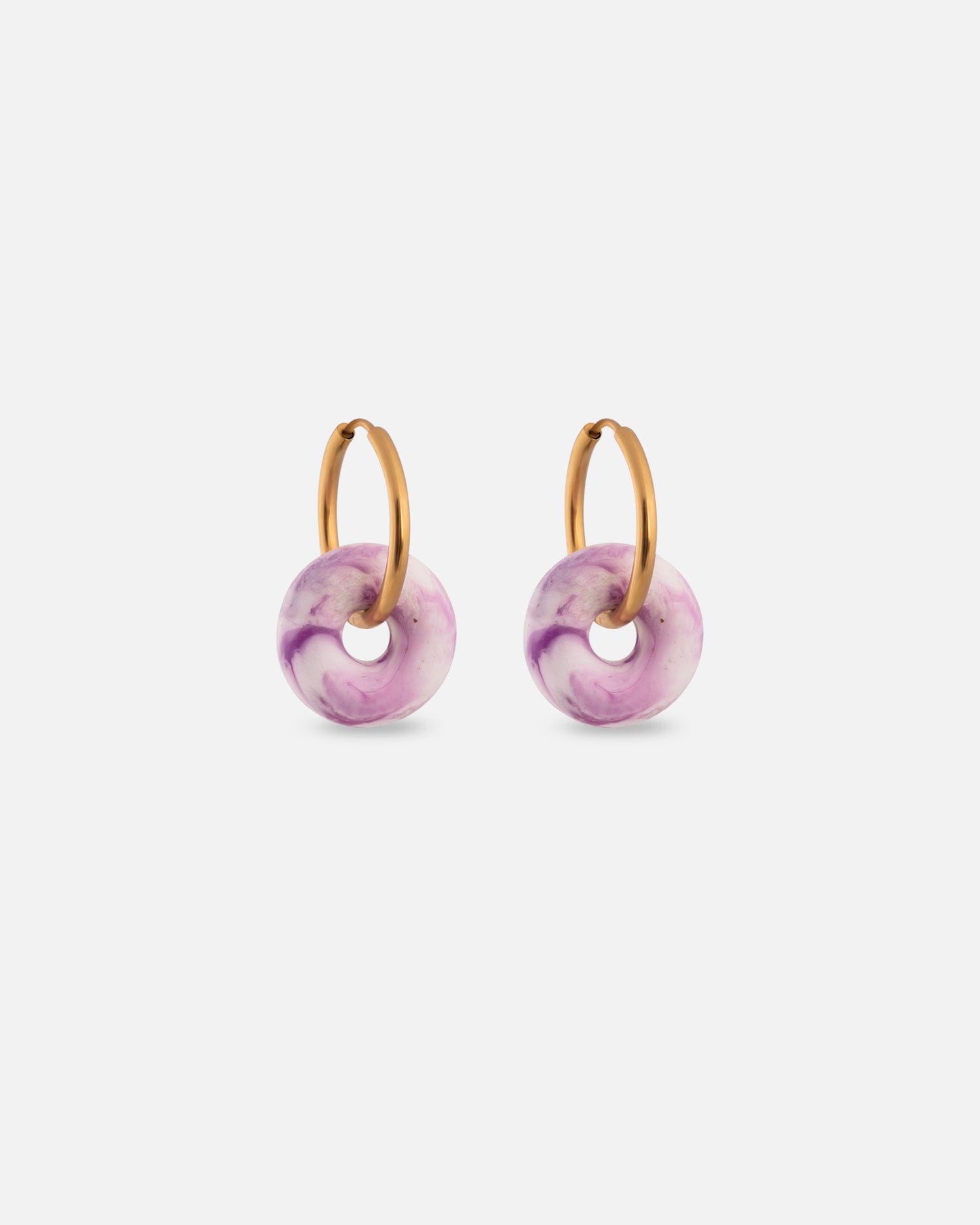 KOHO Ohrringe Mali aus recyceltem Meeresplastik und Edelstahl gold – Farbe violett (Lavender Tide), 14mm Ø, 1.5mm dick – handgemacht
