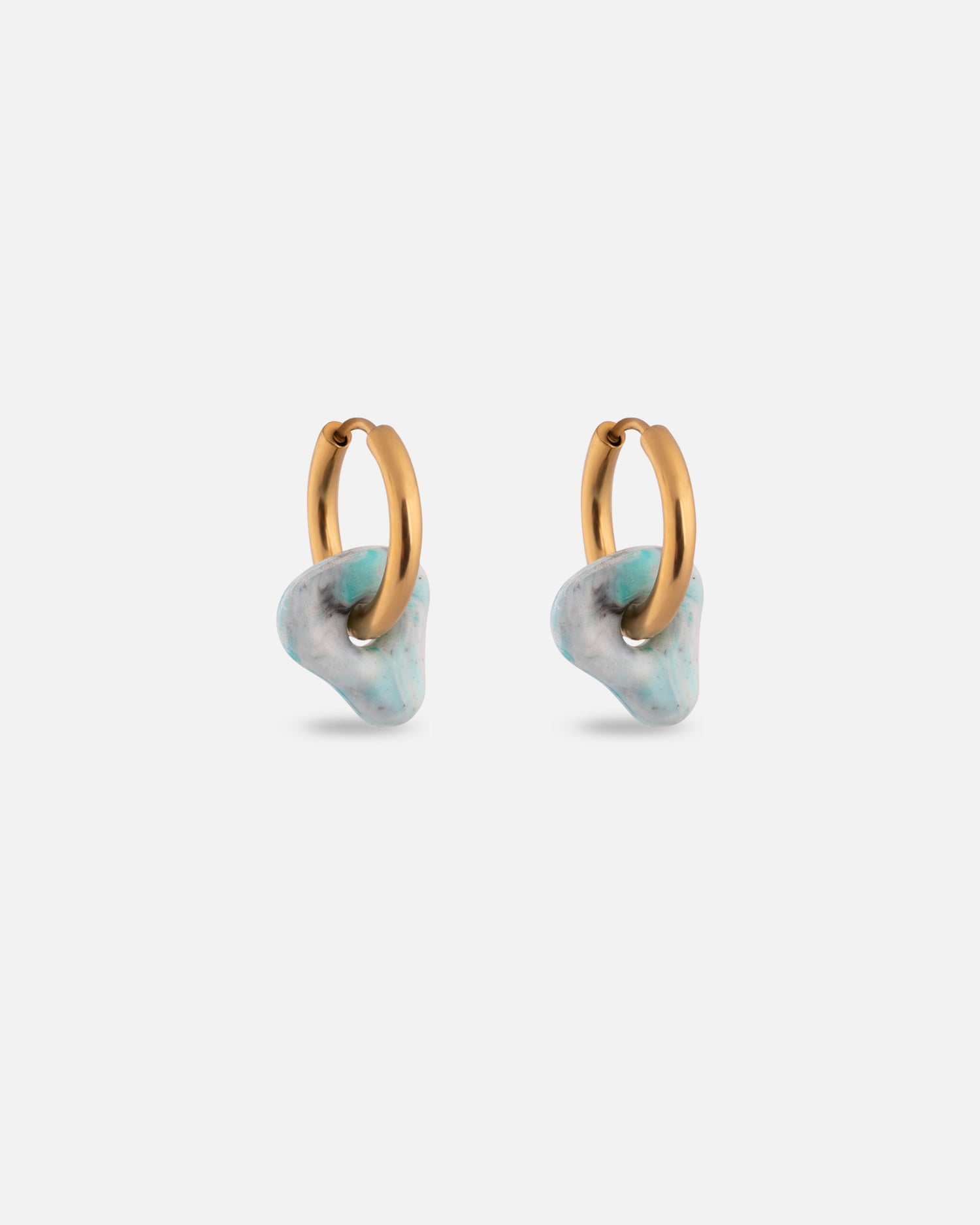 KOHO Ohrringe Nalea aus recyceltem Meeresplastik und 18K vergoldetem Edelstahl – Farbe tuerkis mint (Aqua Glow), Durchmesser 12mm, Reifenstärke 2.5mm, handgefertigt und wasserfest.