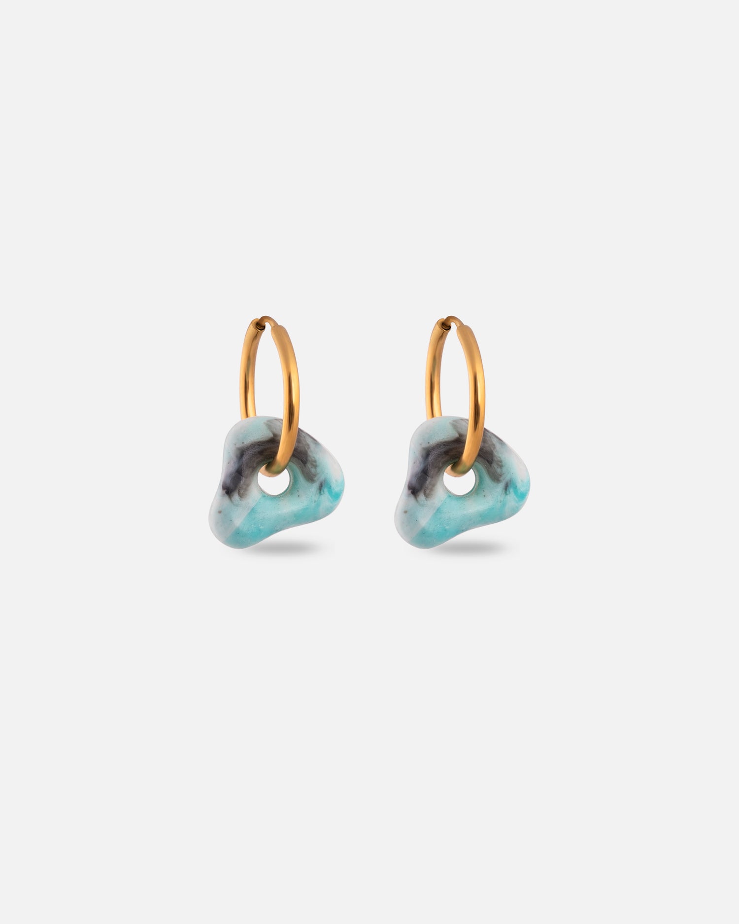 KOHO Ohrringe Nalea aus recyceltem Meeresplastik und 18K vergoldetem Edelstahl – Farbe tuerkis mint (Aqua Glow), Durchmesser 14mm, Reifenstärke 1.5mm, handgefertigt und wasserfest.
