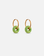 KOHO Ohrringe Noa aus recyceltem Meeresplastik und 18K vergoldetem Edelstahl – Farbe hellgruen weiss (Lagoon Tide), Durchmesser 14mm, Reifenstärke 1.5mm, handgefertigt und wasserfest.