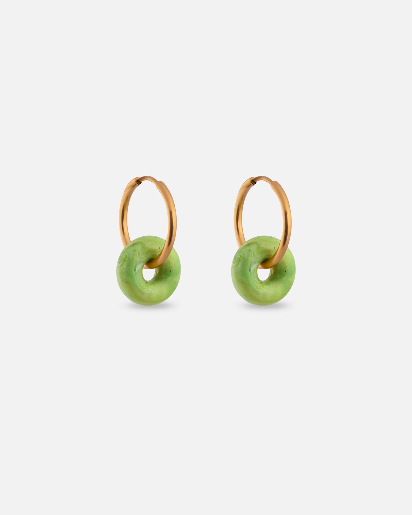 KOHO Ohrringe Noa aus recyceltem Meeresplastik und 18K vergoldetem Edelstahl – Farbe hellgruen weiss (Lagoon Tide), Durchmesser 14mm, Reifenstärke 1.5mm, handgefertigt und wasserfest.